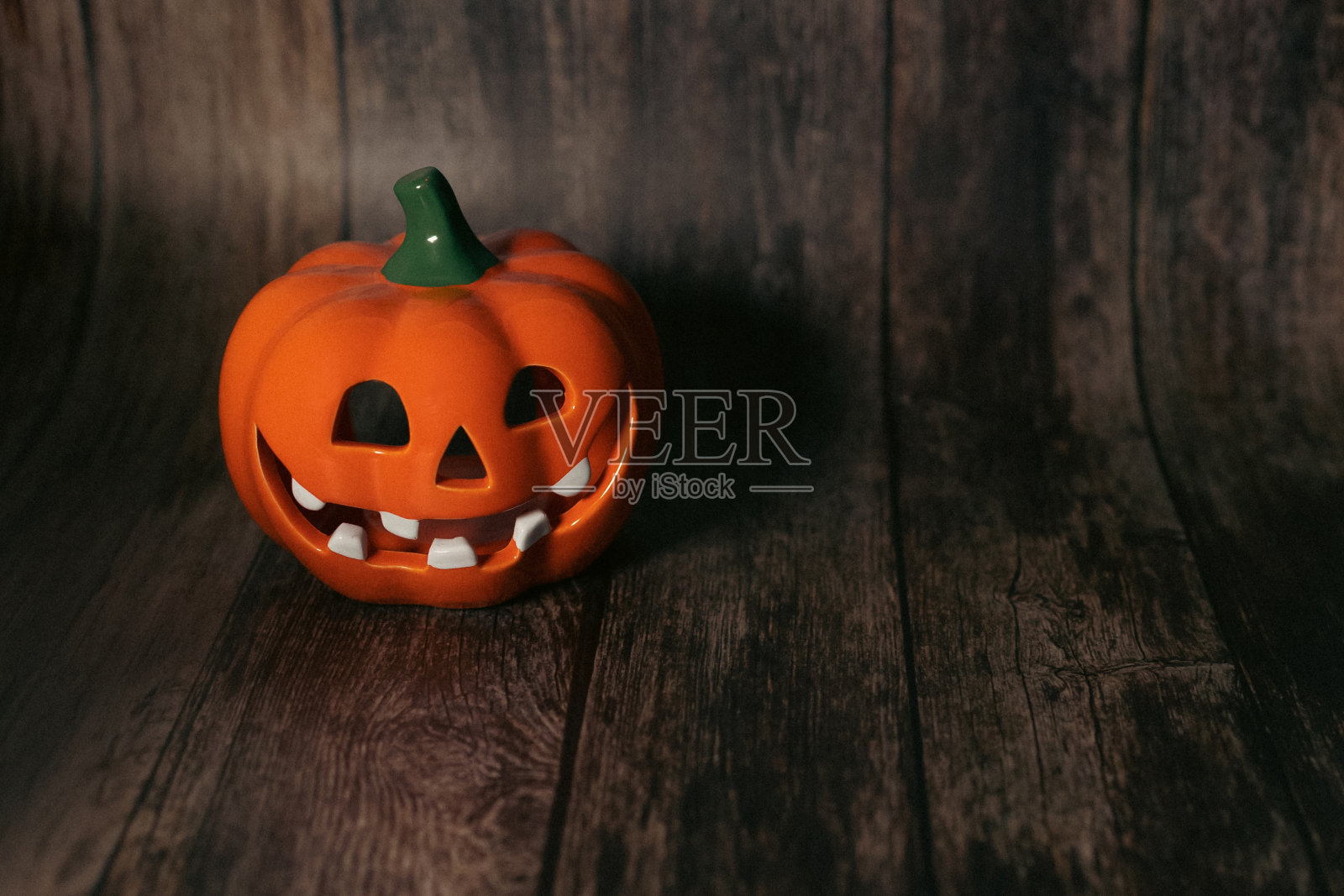 橙色微笑南瓜与裂缝的木质背景，空的空间。照片摄影图片