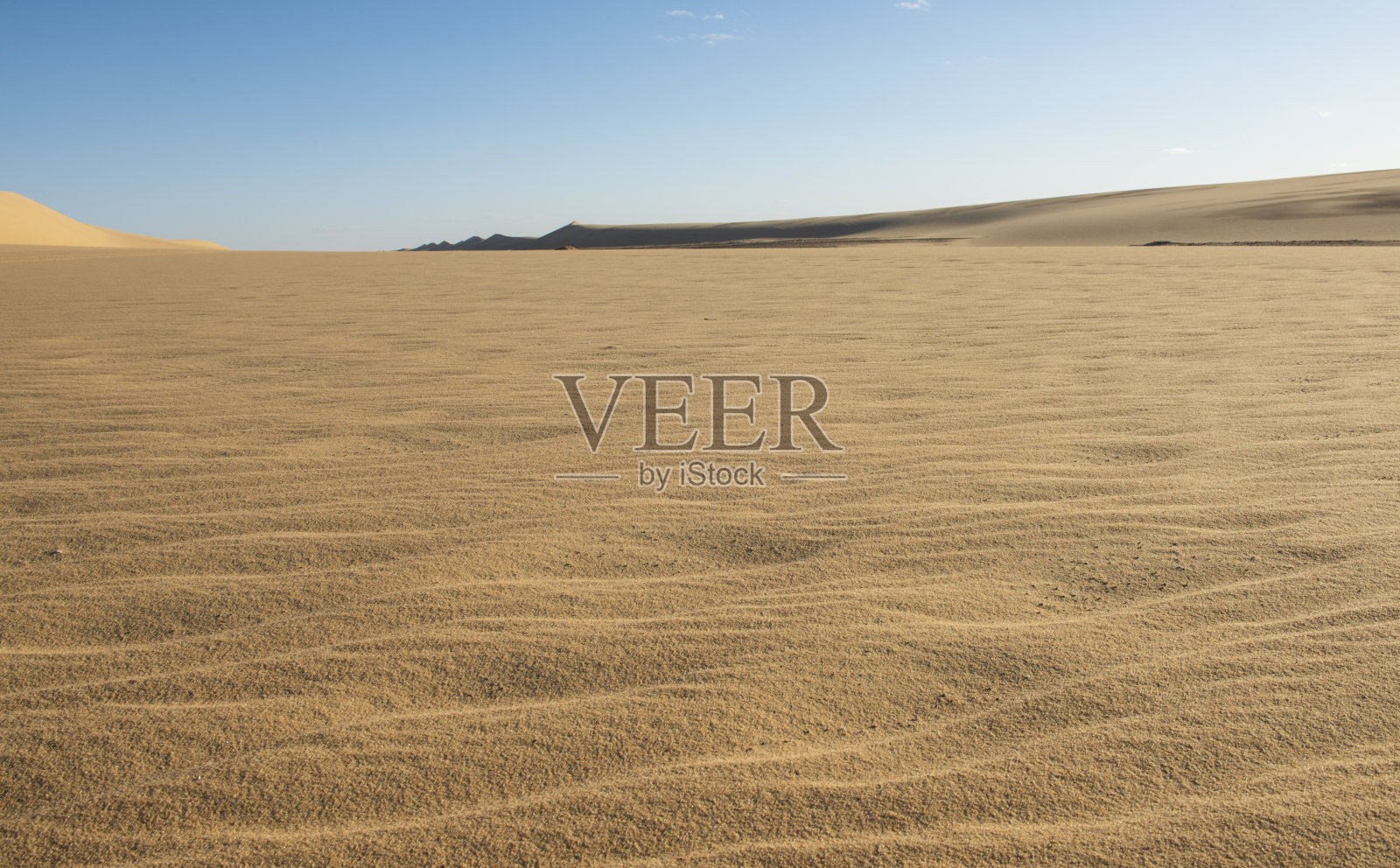 炎热气候中的贫瘠沙漠景观，有沙丘照片摄影图片