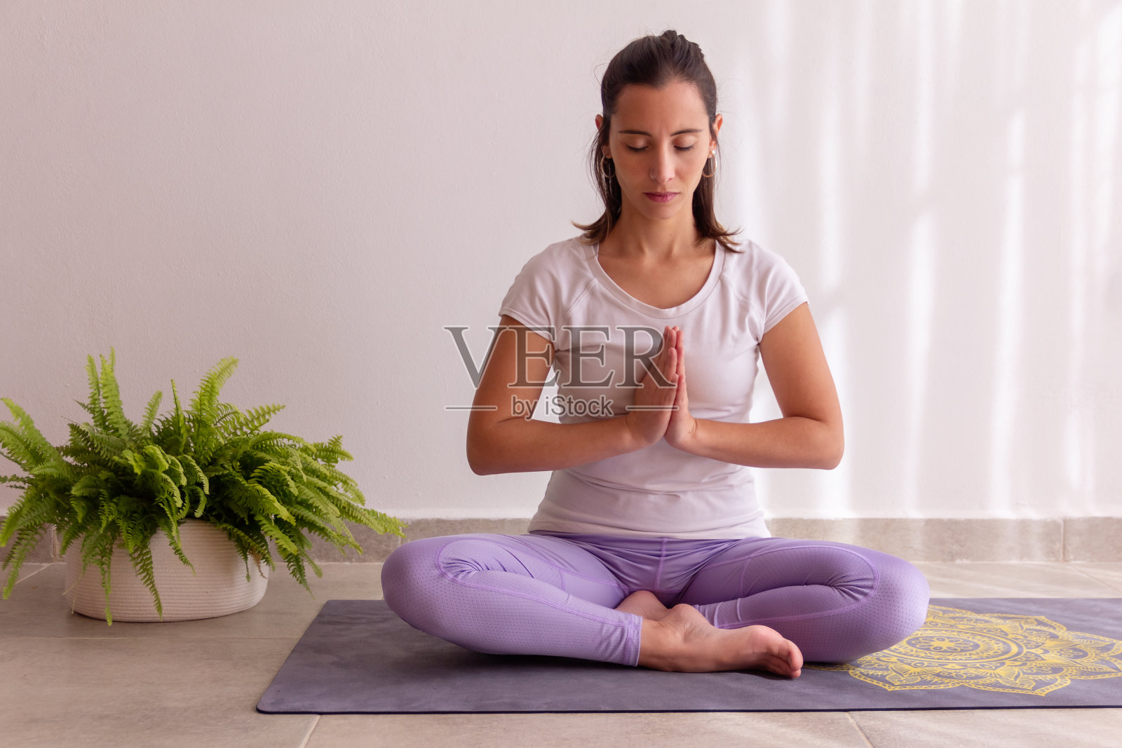 年轻美丽的女人在家里冥想照片摄影图片