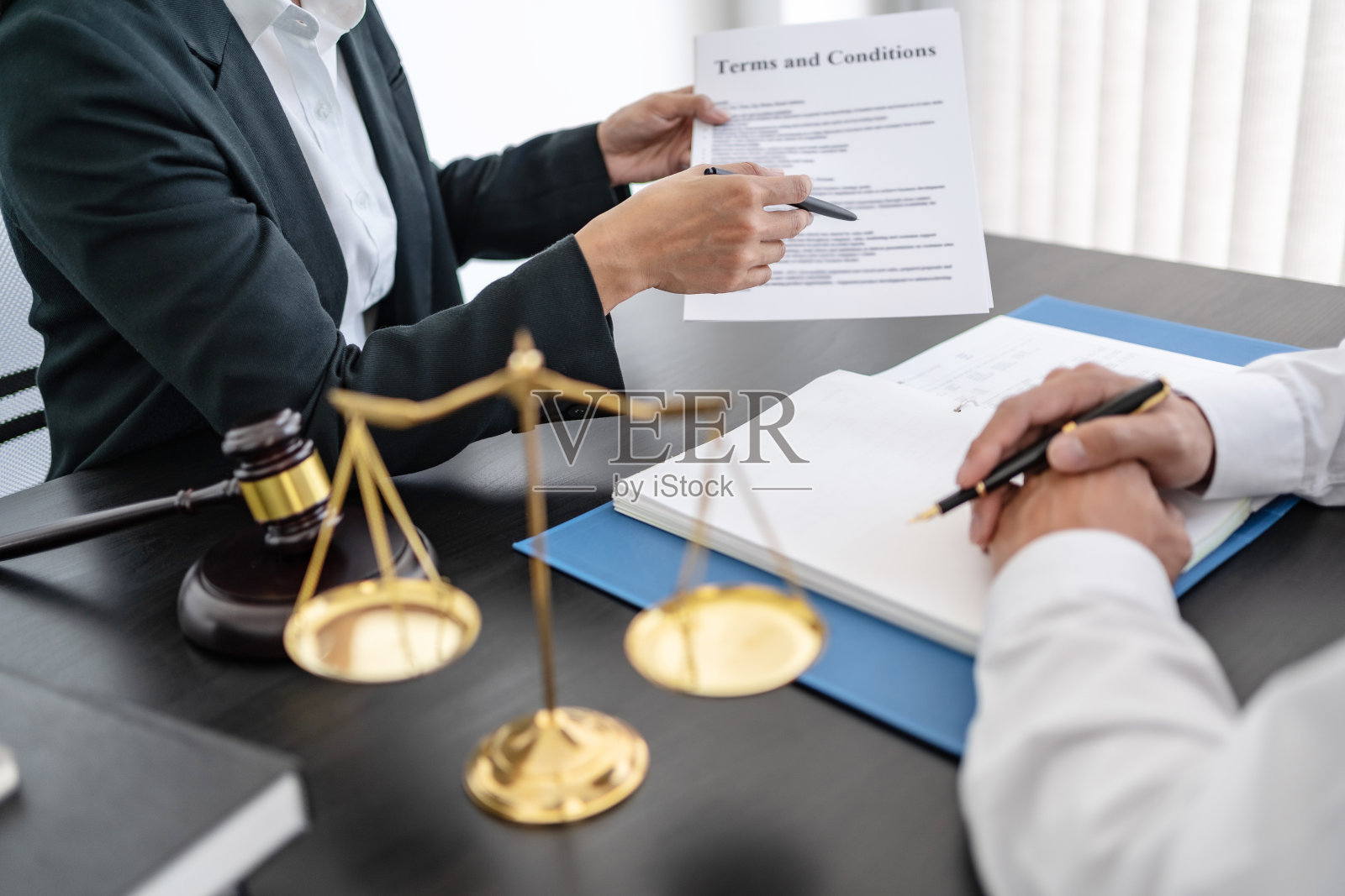 律师在办公室讨论合同和法律文件协议。法律和法律概念。照片摄影图片