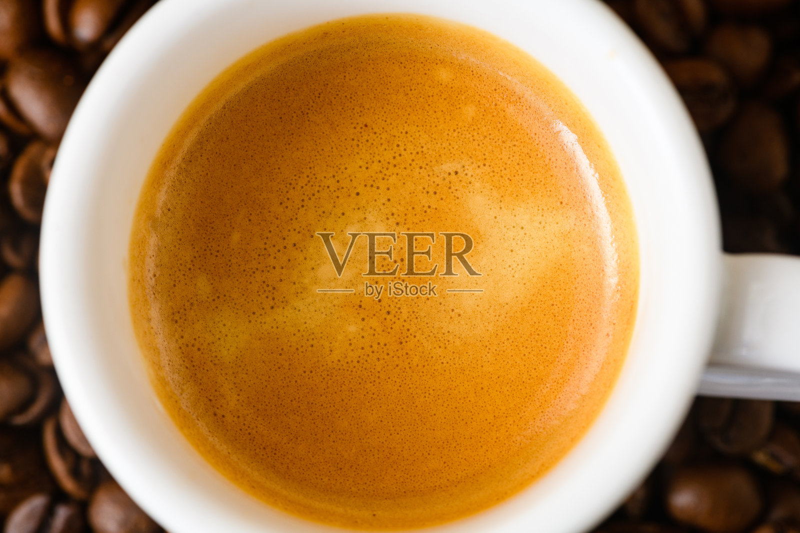 在杯子里煮的浓缩咖啡的顶部视图照片摄影图片