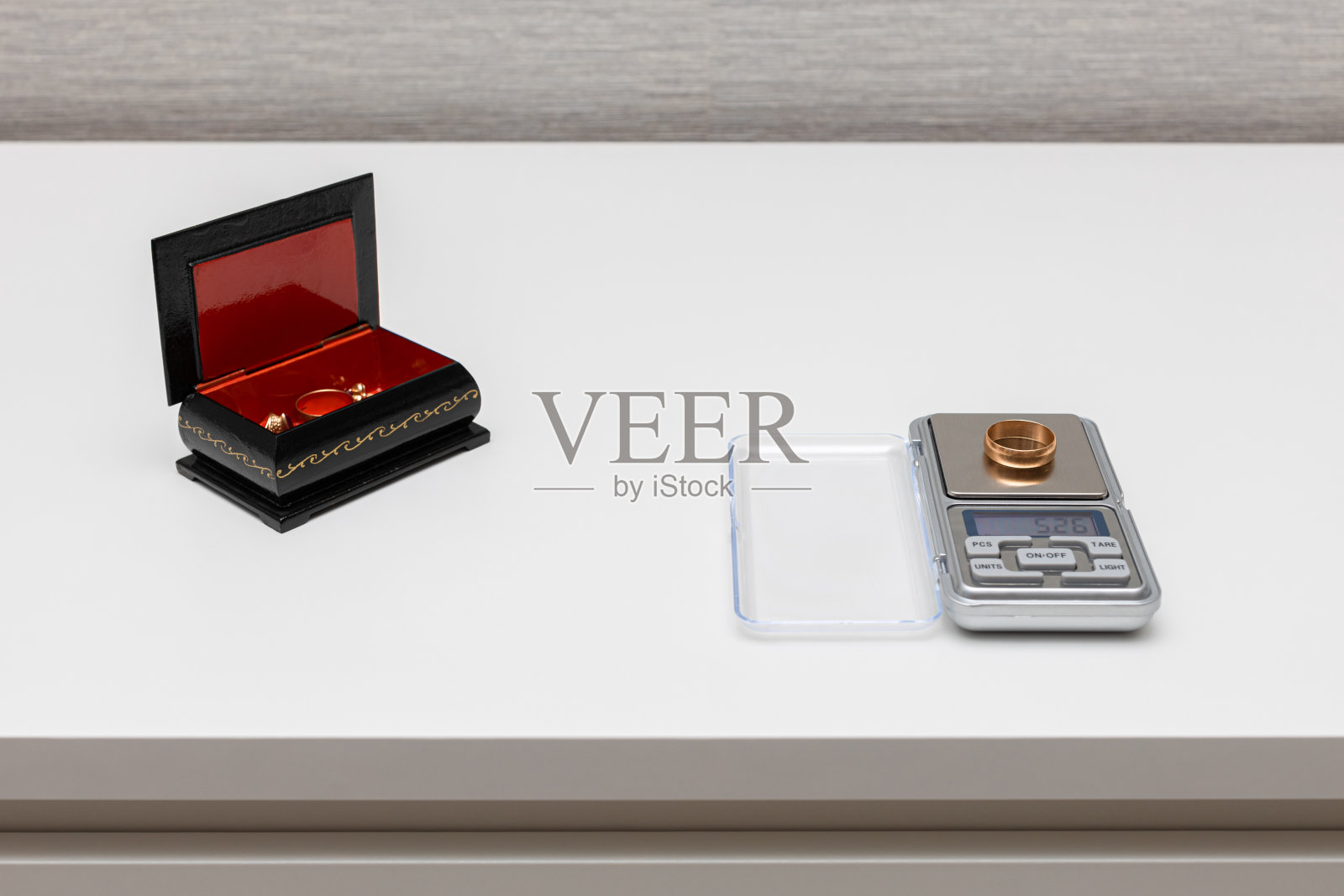 小物件的秤在桌子上。珠宝的规模。照片摄影图片