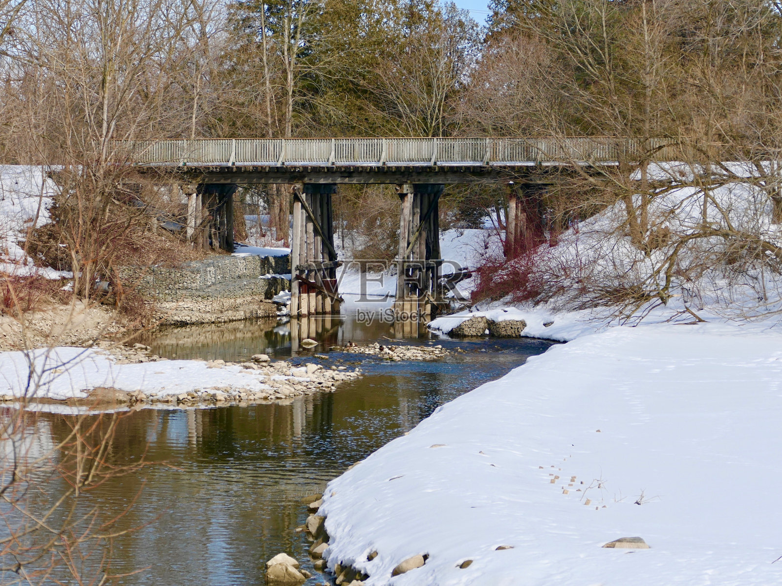 在维多利亚湖，斯特拉特福德的沼泽上的旧木制人行道桥的冬季图像照片摄影图片