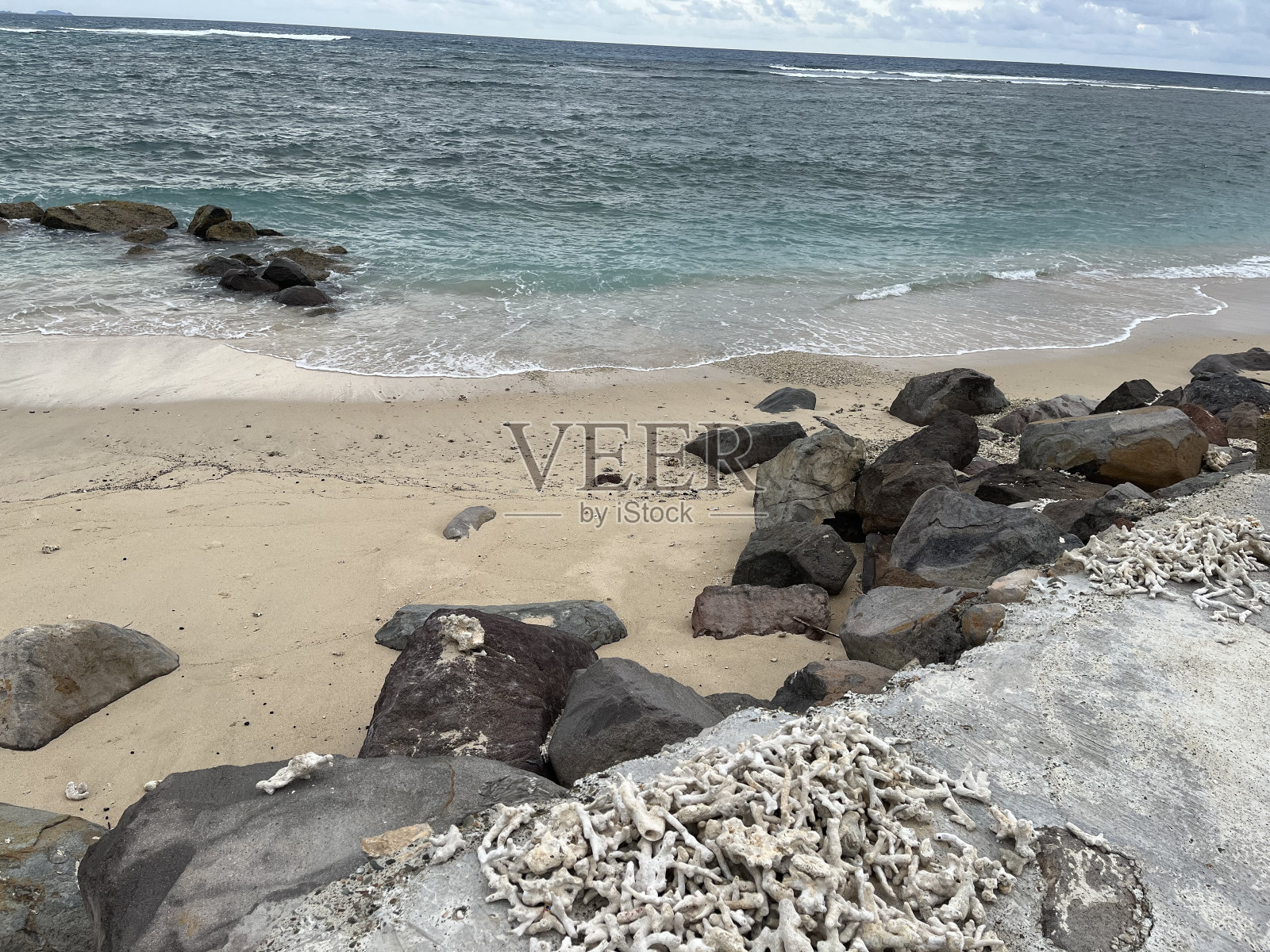 海滩和美丽的珊瑚是两个经常携手并进的自然奇观照片摄影图片