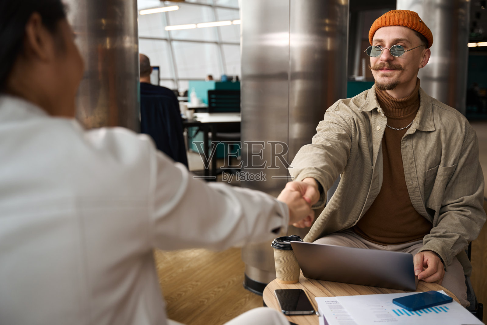 友好的员工在办公室问候业务伙伴照片摄影图片