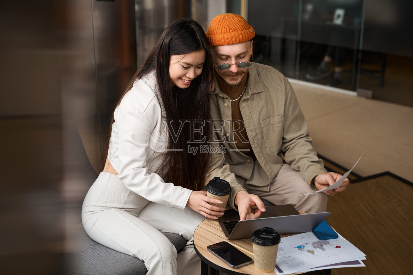 专注的办公室职员指着电脑显示器来取悦同事照片摄影图片