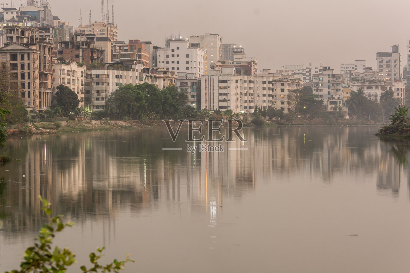 晚上，达卡的摩天大楼倒映在古尔山和巴纳尼湖上照片摄影图片