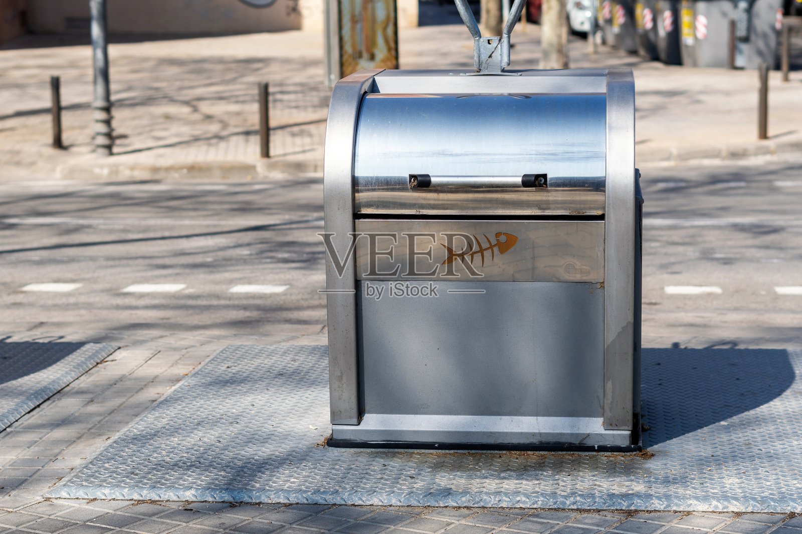 城市街道上的绿色回收容器，邀请人们负责任地处理有机垃圾。照片摄影图片