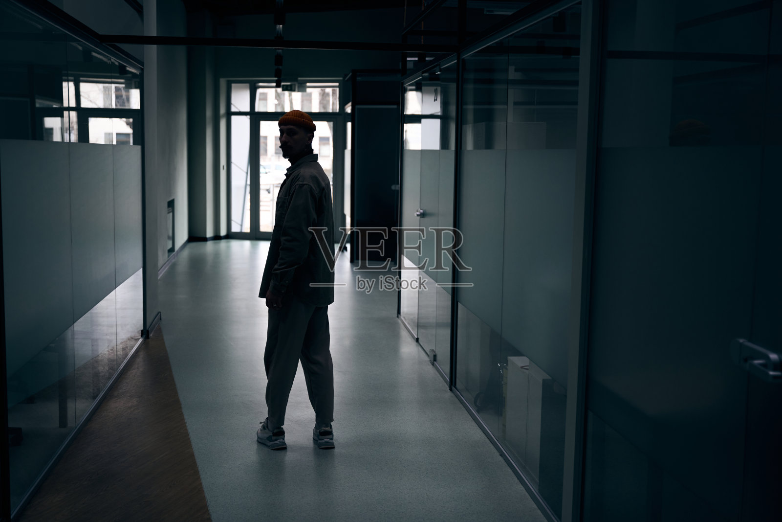 一名男子在办公楼一层等人照片摄影图片