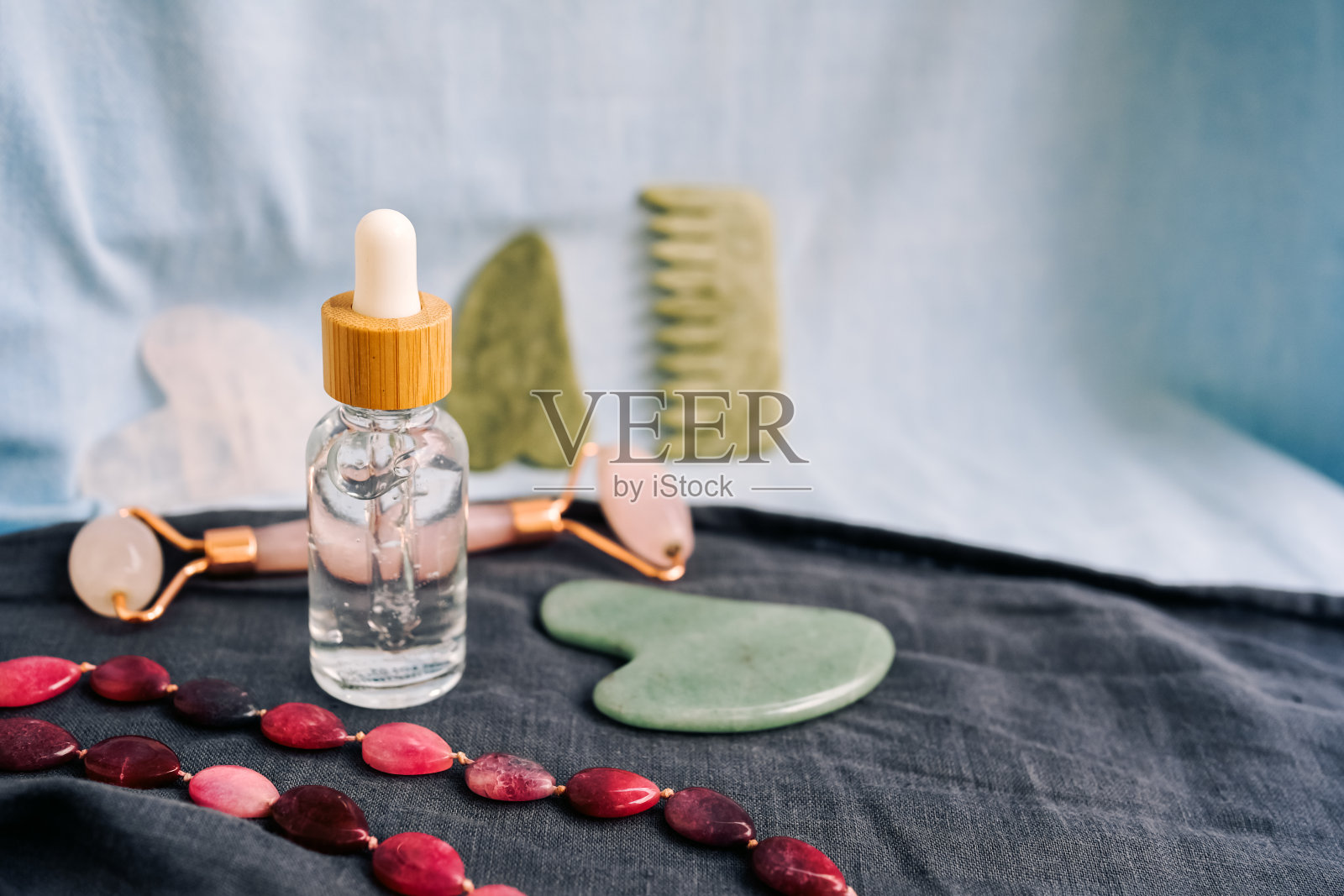 天然石刮沙工具，用于面部针灸按摩照片摄影图片