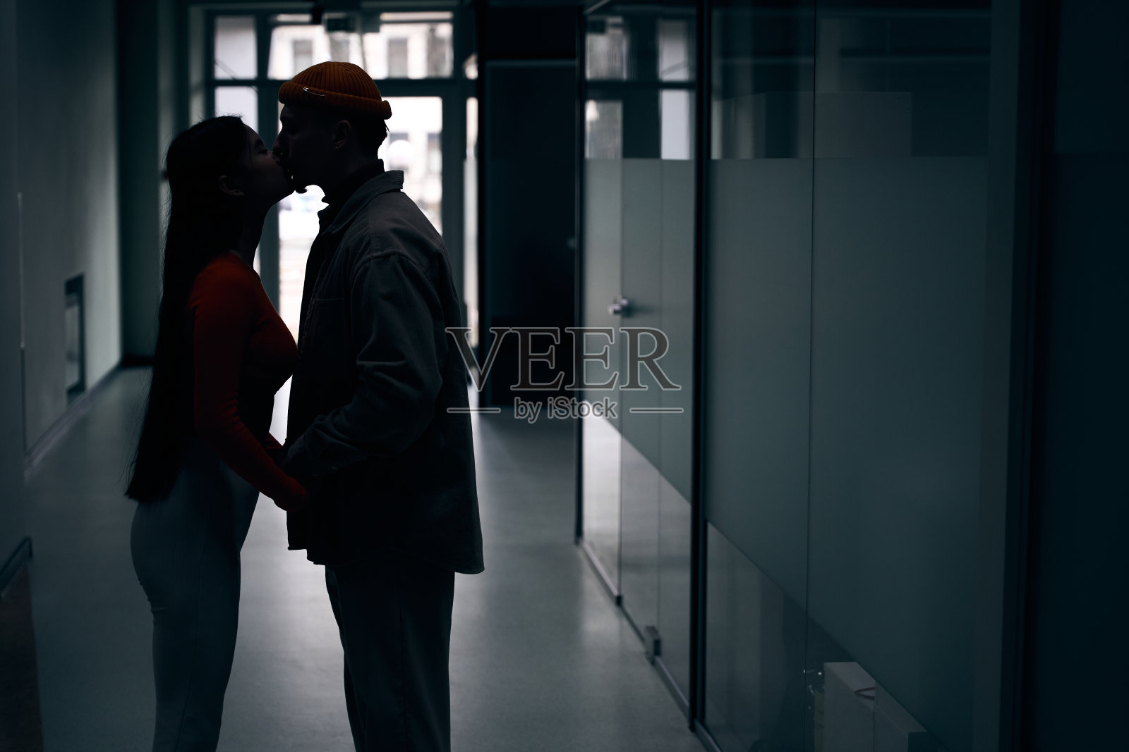 男子在办公楼亲吻女子照片摄影图片