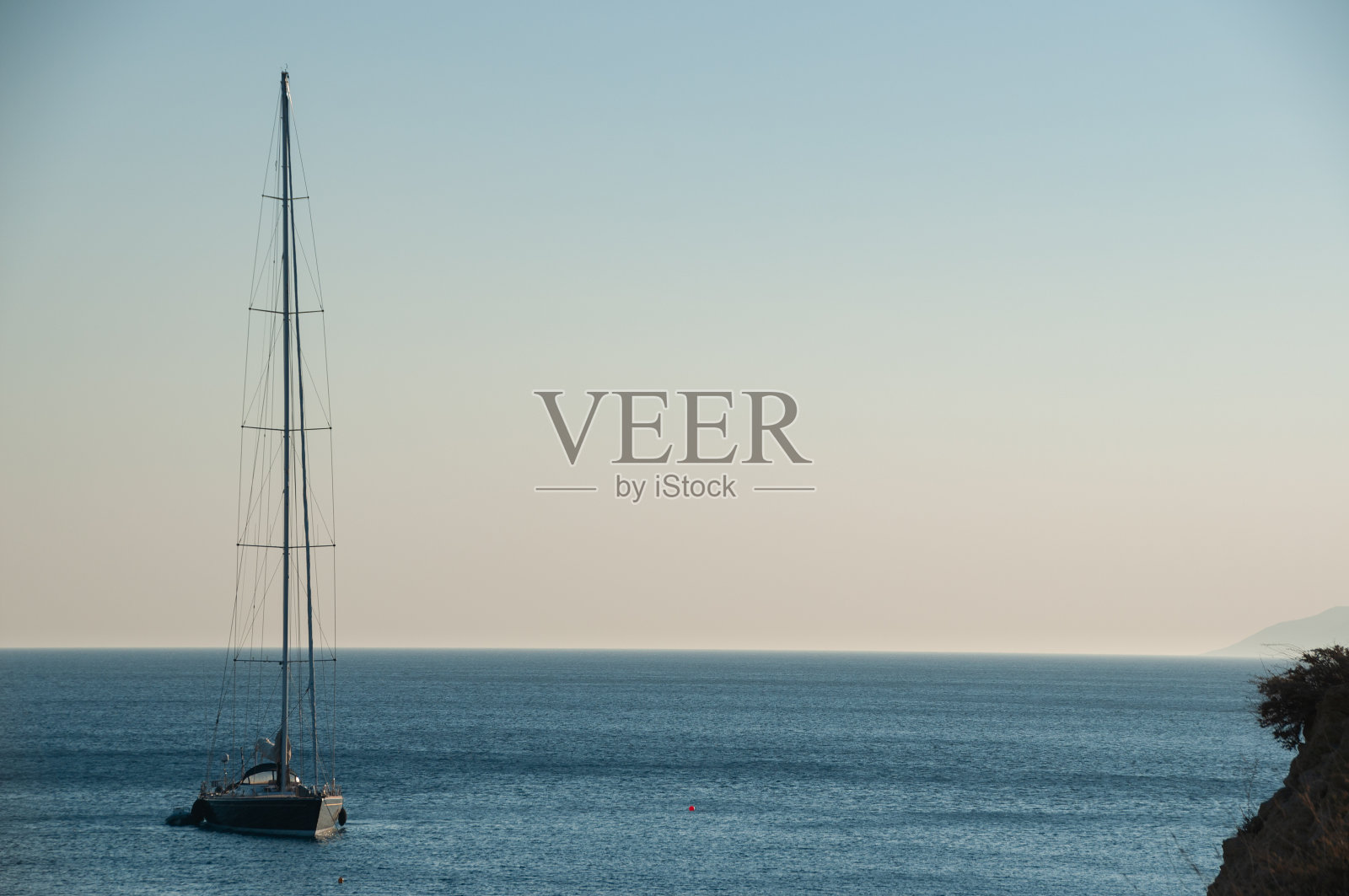 希腊伊奥斯岛海岸的帆船照片摄影图片