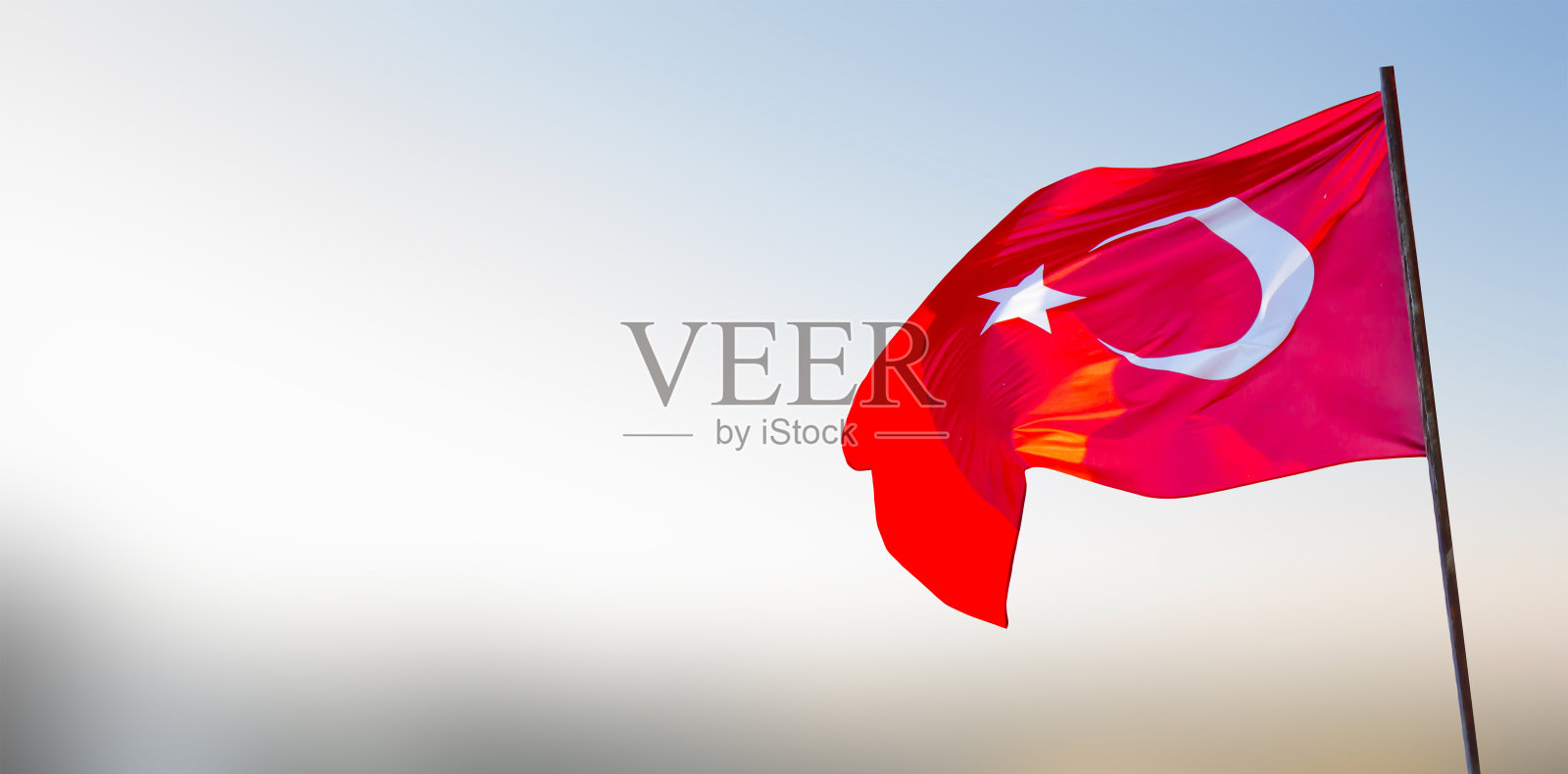 蓝色天空背景上的土耳其国旗照片摄影图片