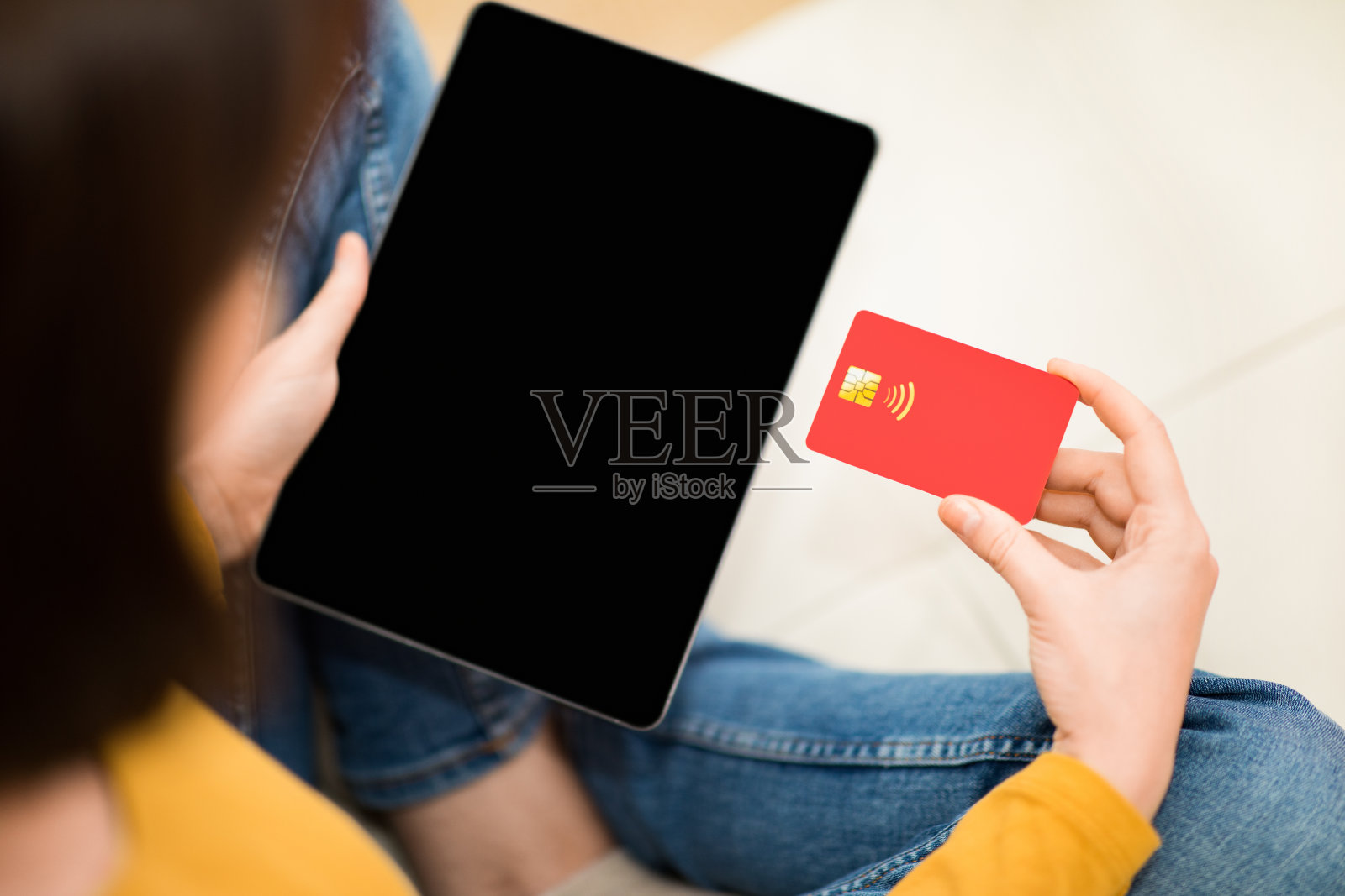 客户使用便签和信用卡的高角度视图照片摄影图片