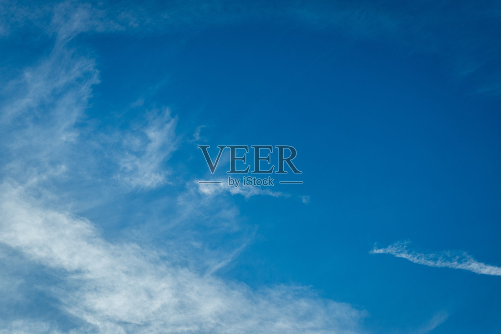 白色蓬松的云和蓝色的天空照片摄影图片