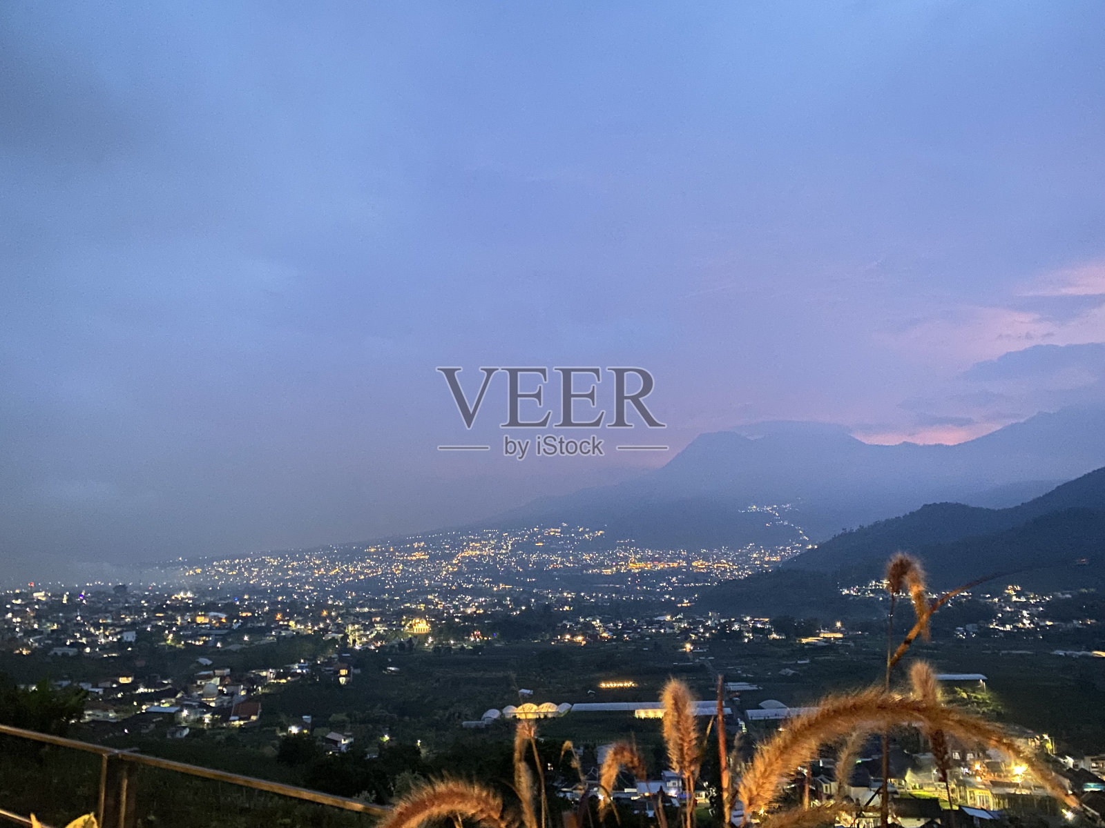 马郎城在山上的景色照片摄影图片