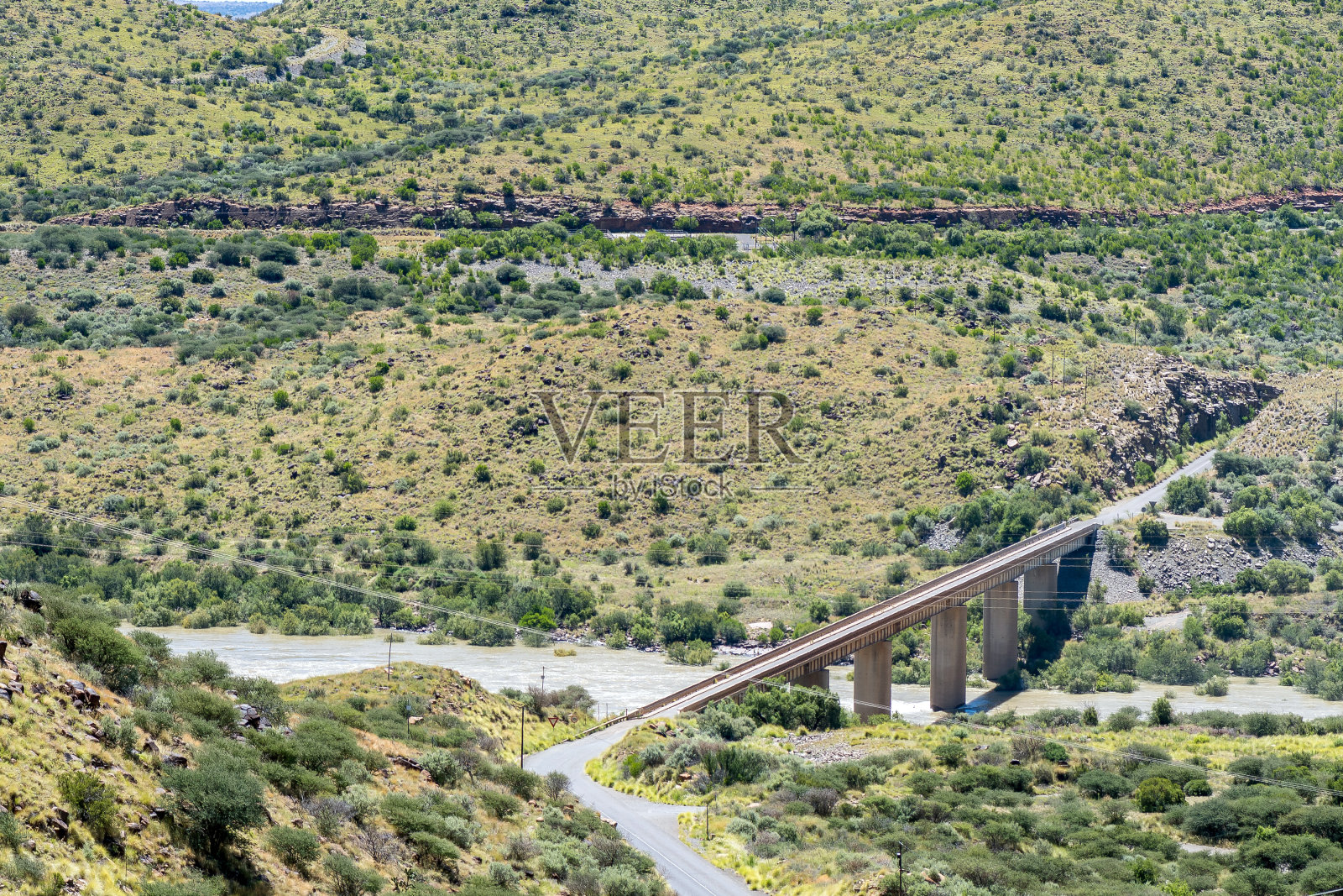 范德克鲁夫大坝下橘子河上的单车道公路桥照片摄影图片