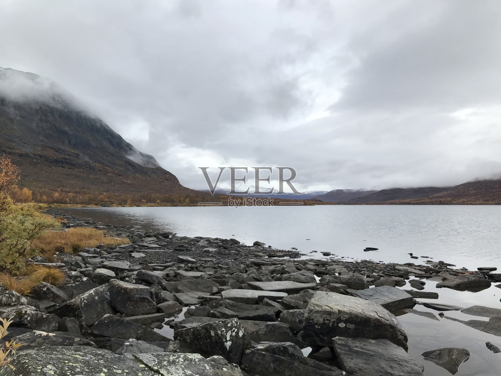 在瑞典北部的北极自然的秋季湖泊照片摄影图片