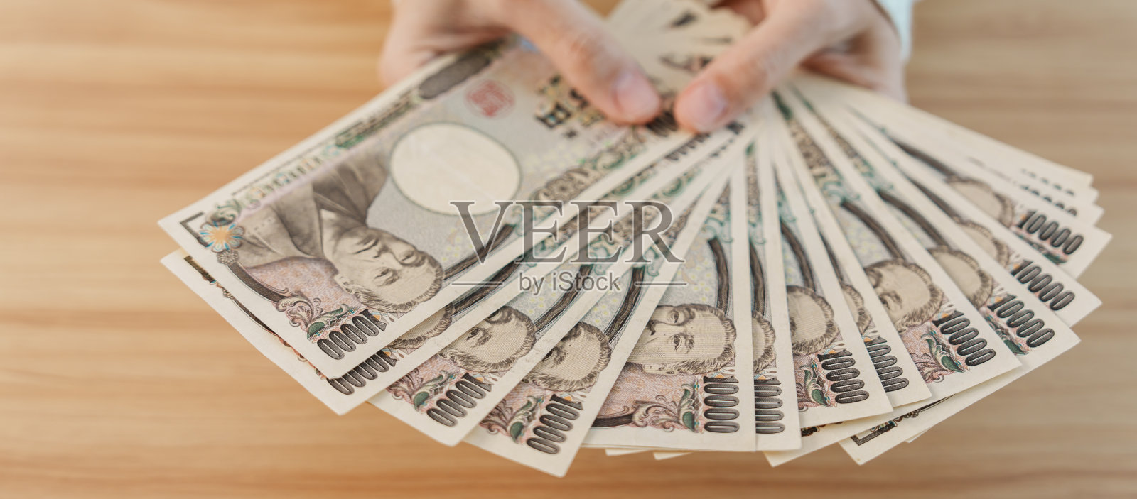 妇女手数日元钞票在桌子背景。一千日元。日本现金，税收，经济衰退，通货膨胀，投资，金融，储蓄，工资和支付概念照片摄影图片