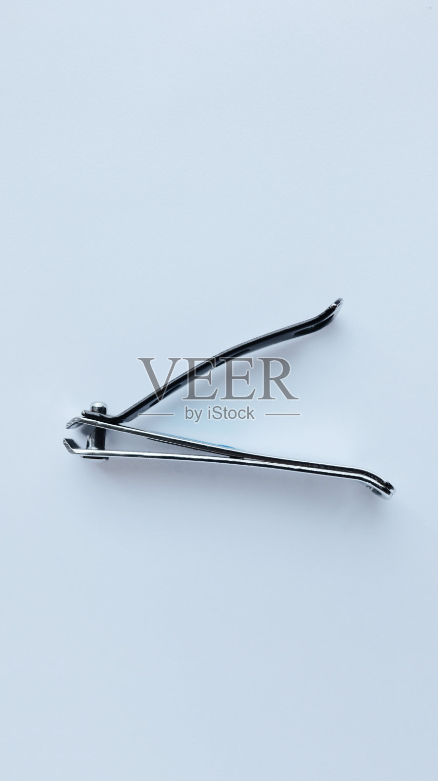 黑色不锈钢指甲剪隔离在白色日常保健使用。照片摄影图片