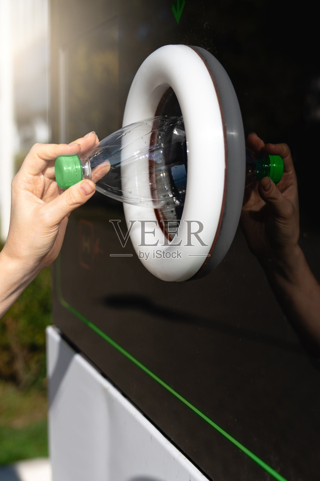 一名妇女使用自动售货机接收用过的塑料瓶照片摄影图片