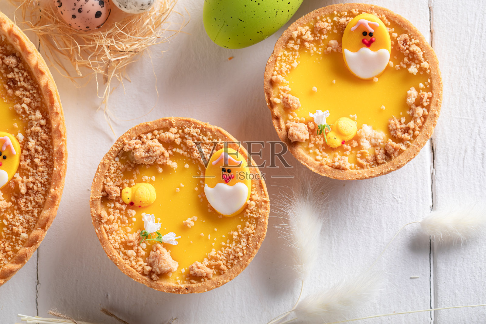 自制复活节蛋糕作为传统的复活节蛋糕。照片摄影图片