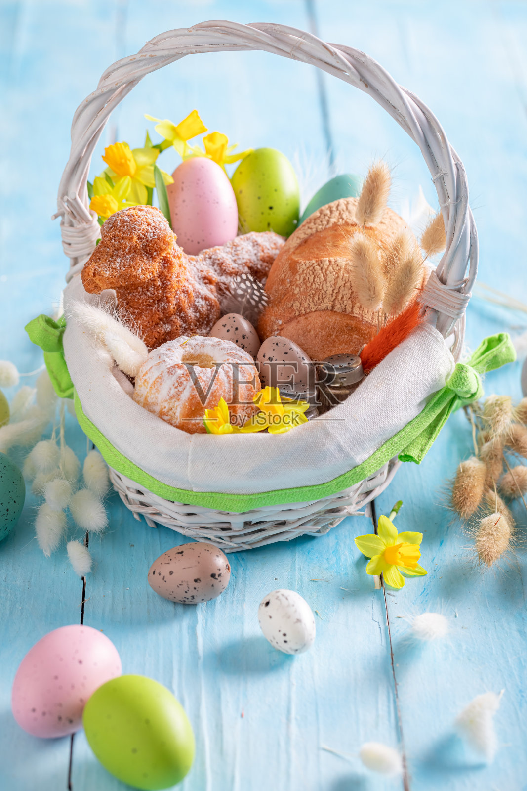 复活节节日篮子作为复活节圣日的传统。照片摄影图片