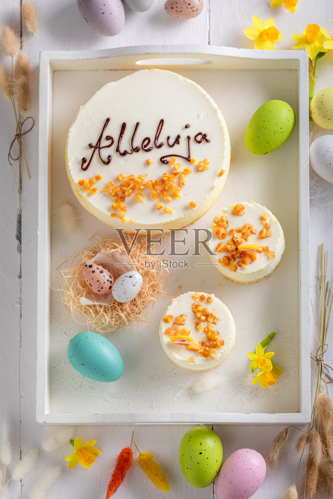 自制的复活节凝乳布丁是经典的复活节甜点。照片摄影图片