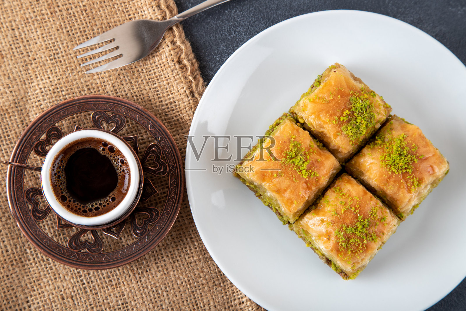 传统的开心果土耳其果仁蜜饼配土耳其咖啡照片摄影图片