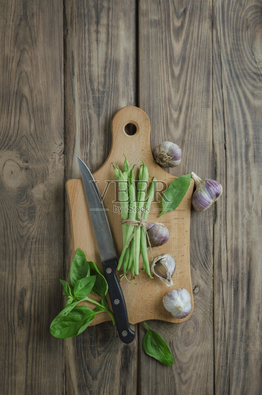 绿芦笋豆配大蒜和香草。素食。健康新鲜食品夏季。园艺。照片摄影图片
