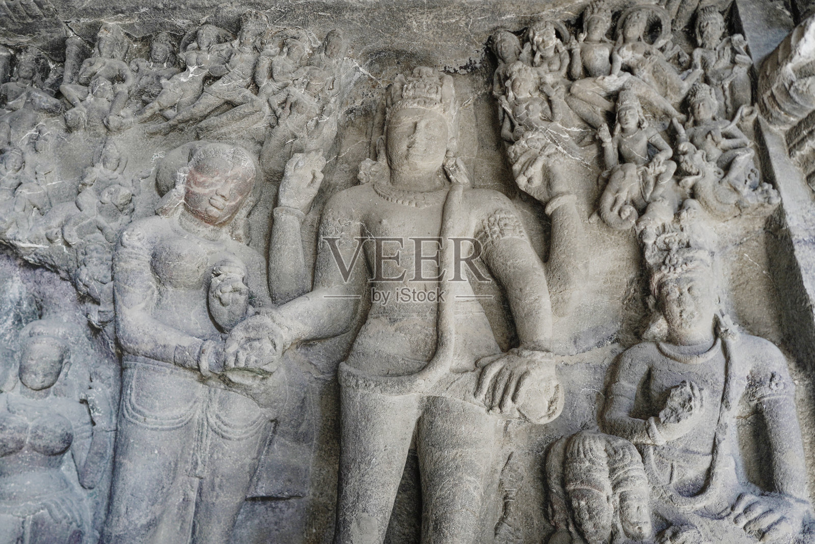 艾罗拉洞窟的内部特写湿婆石雕的细节，一条蛇环绕着他，他的配偶Parvati与其他神并排照片摄影图片