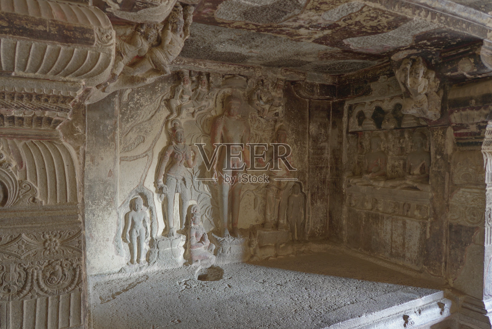 耆那教的石雕实现了像Mahavir和其他tirthankars这样的灵魂。照片摄影图片