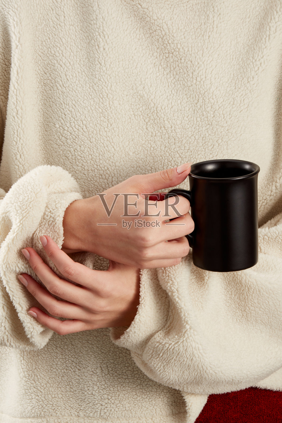 手捧咖啡的女人照片摄影图片