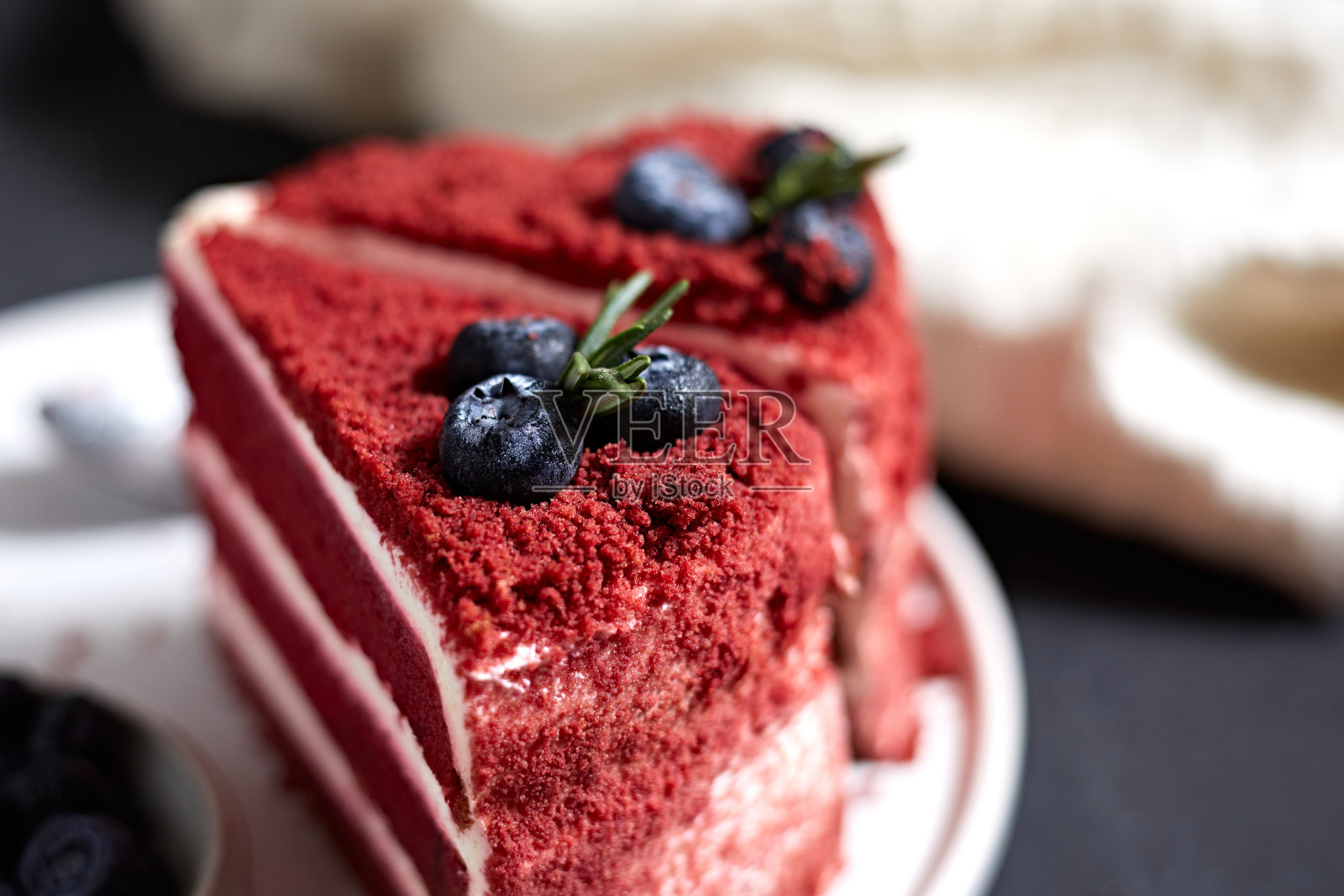 鲜奶油红丝绒蛋糕照片摄影图片