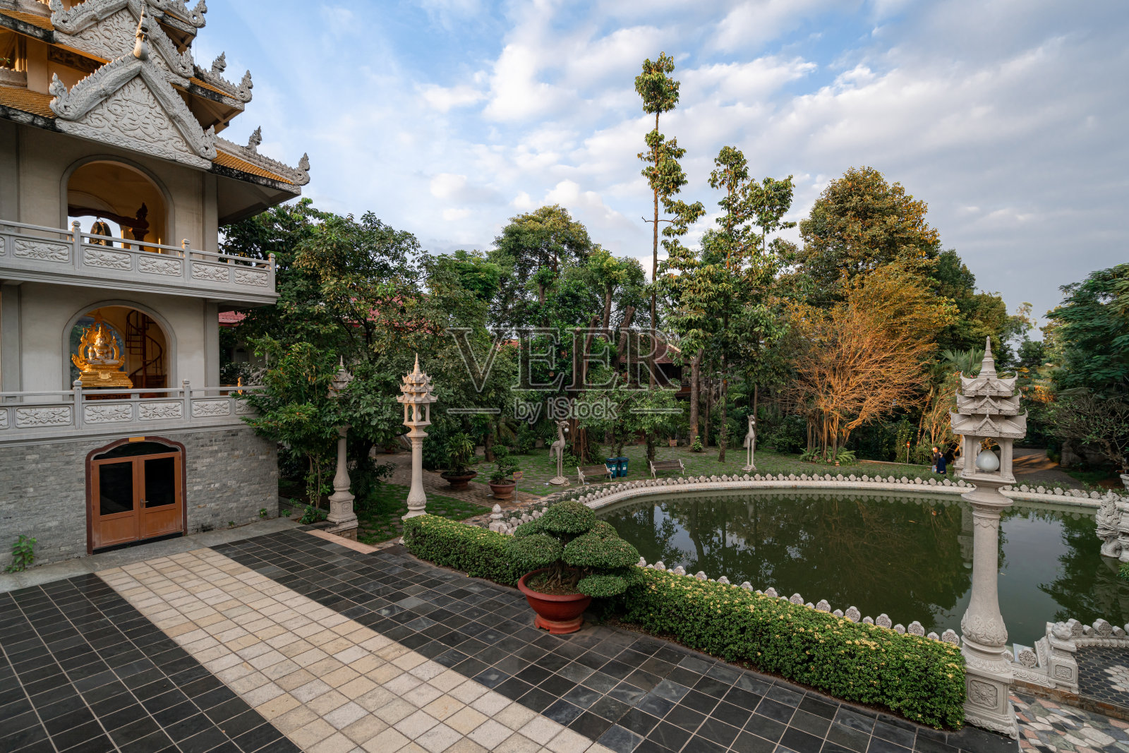 布隆塔美丽的夜晚，它是胡志明市9区最大的宝塔之一。它是越南著名的旅游胜地。越南库存照片照片摄影图片