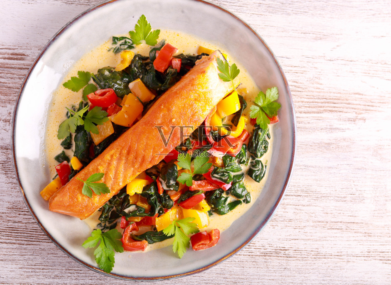 烤三文鱼柳配奶油菠菜照片摄影图片