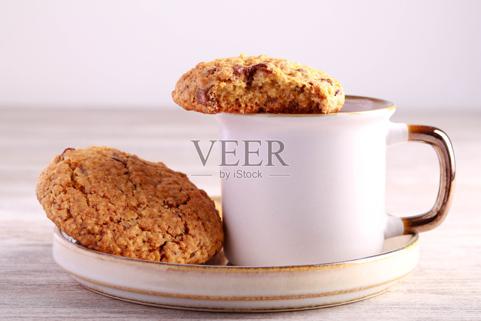 燕麦饼干加巧克力块和坚果照片摄影图片