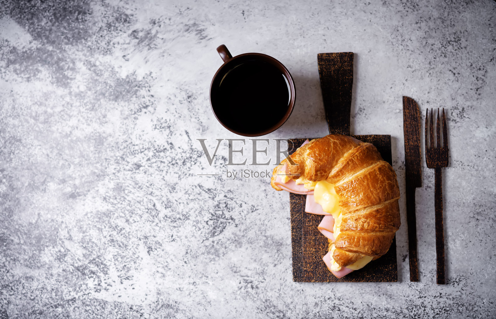 火腿奶酪炒鸡蛋羊角包早餐照片摄影图片