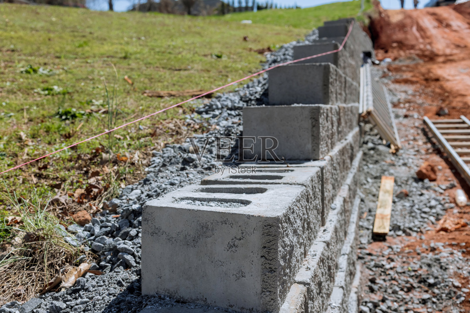 有必要在靠近新家的房产上建造挡土墙照片摄影图片