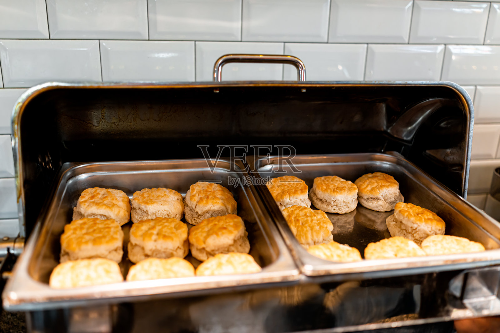 新鲜的自助托盘和热的食物在酒店早上欧陆免费早餐为南方白脱牛奶饼干在宴会食堂餐厅托盘照片摄影图片