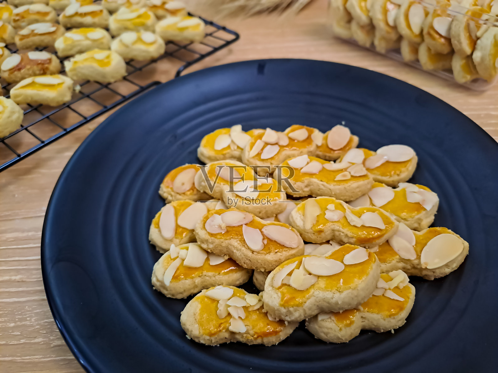 花生饼干放在黑色盘子里照片摄影图片