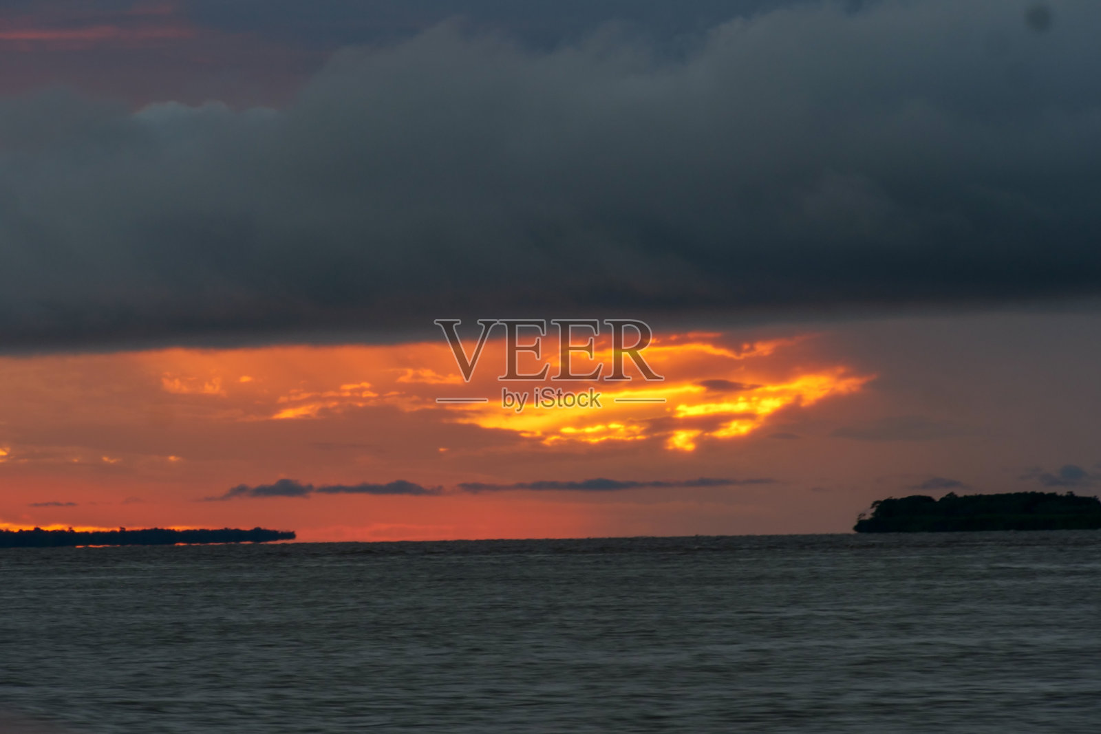 巴西亚马逊河上的阴沉沉日落。照片摄影图片