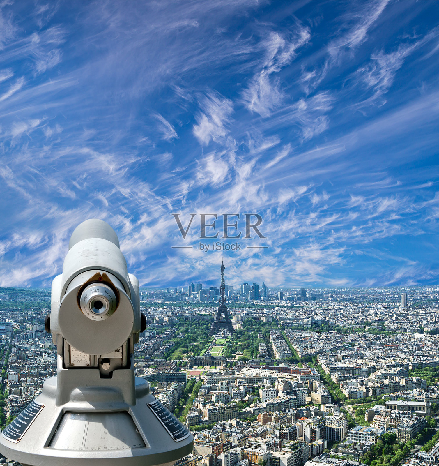 望远镜观测者和白天的城市天际线(以非常美丽的云层为背景)。巴黎,法国。照片摄影图片