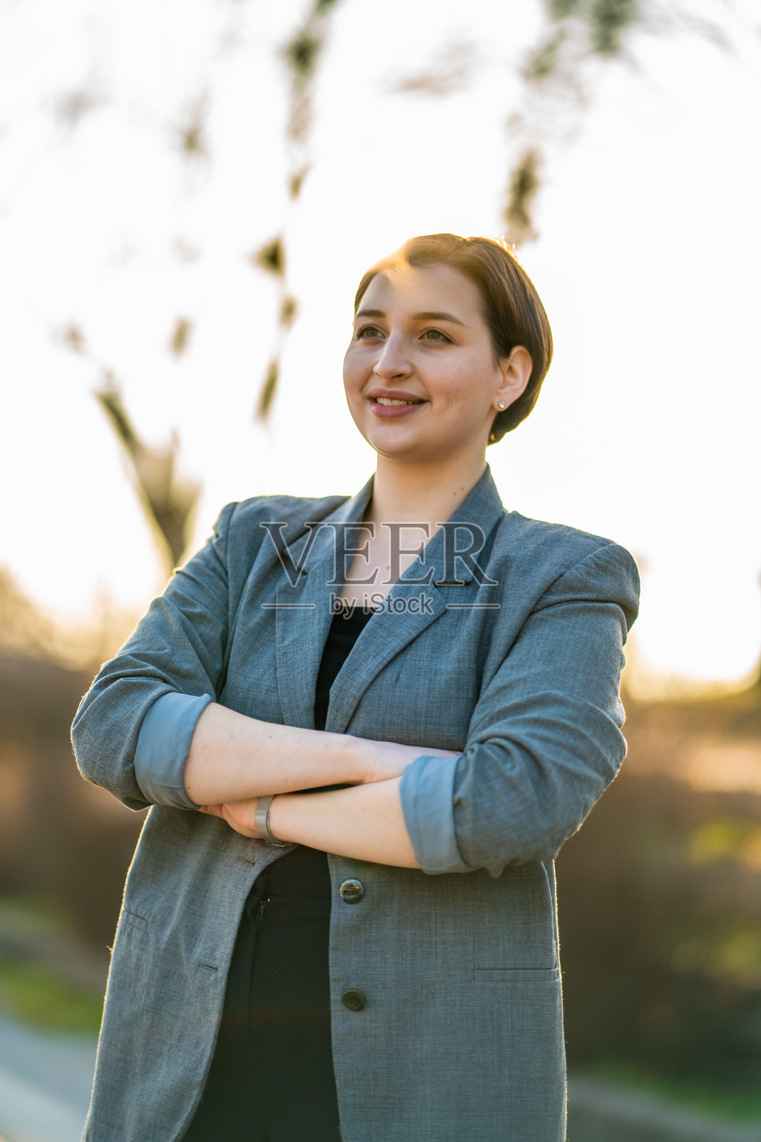 年轻女子看起来骄傲的肖像-股票照片照片摄影图片