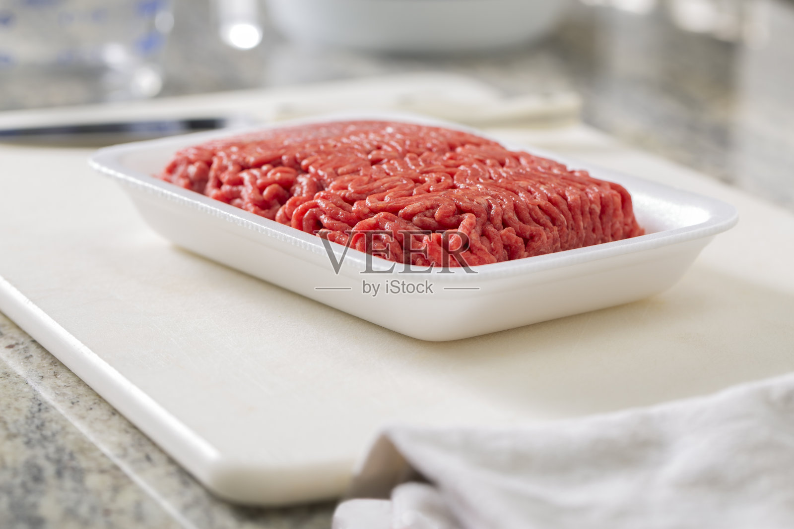 厨房塑料砧板上的生牛肉照片摄影图片