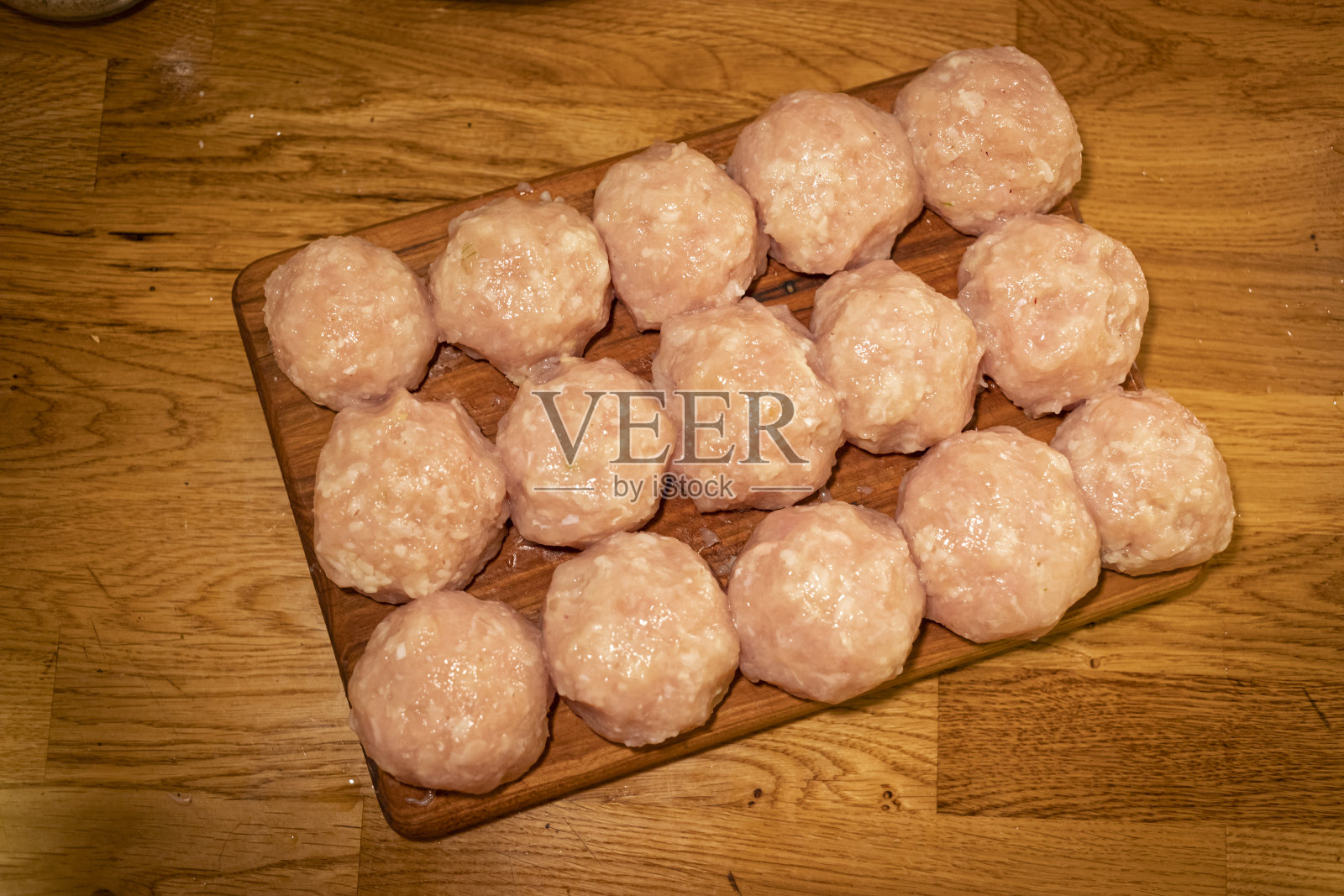 女人在煮肉丸照片摄影图片