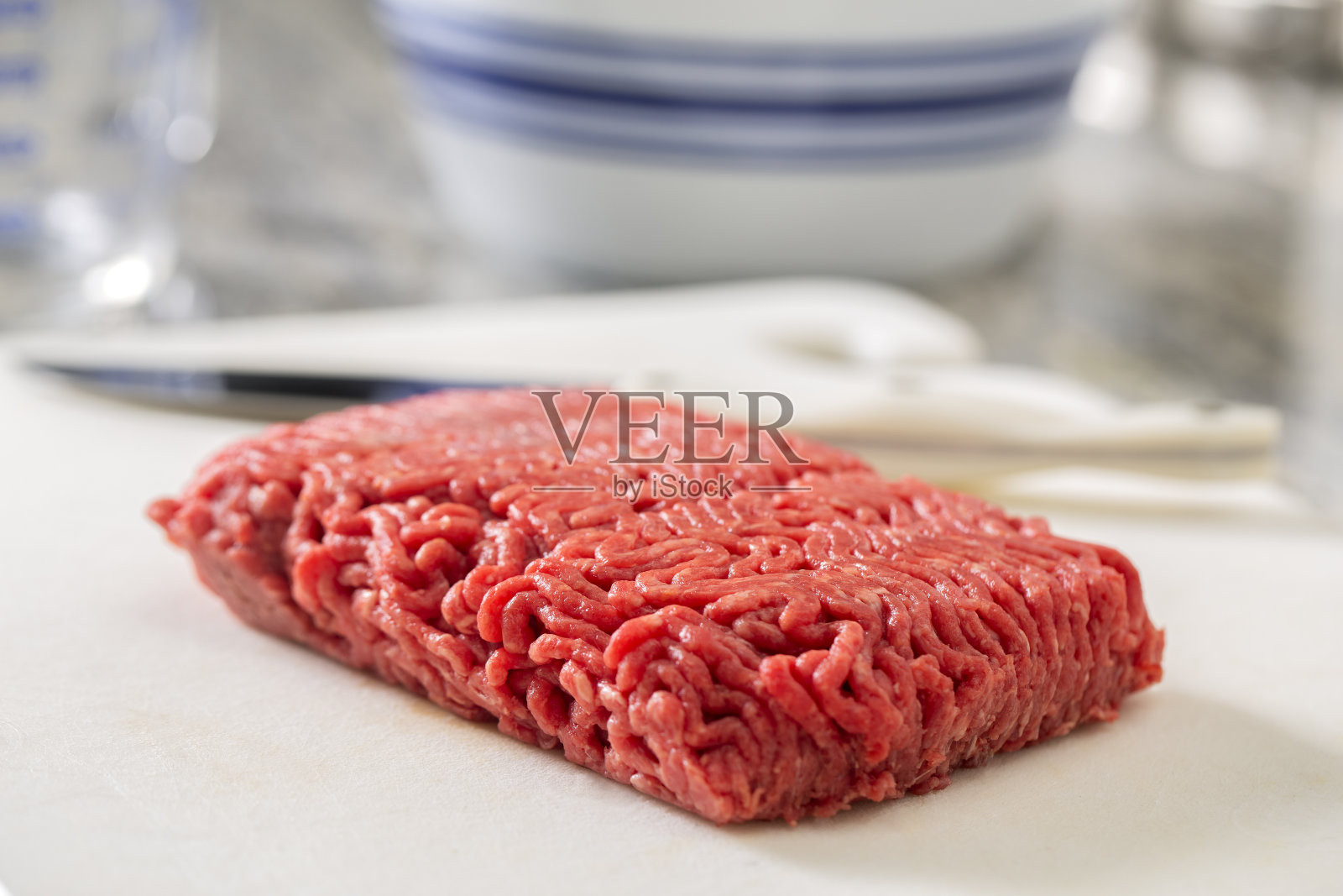 厨房塑料砧板上的生牛肉照片摄影图片