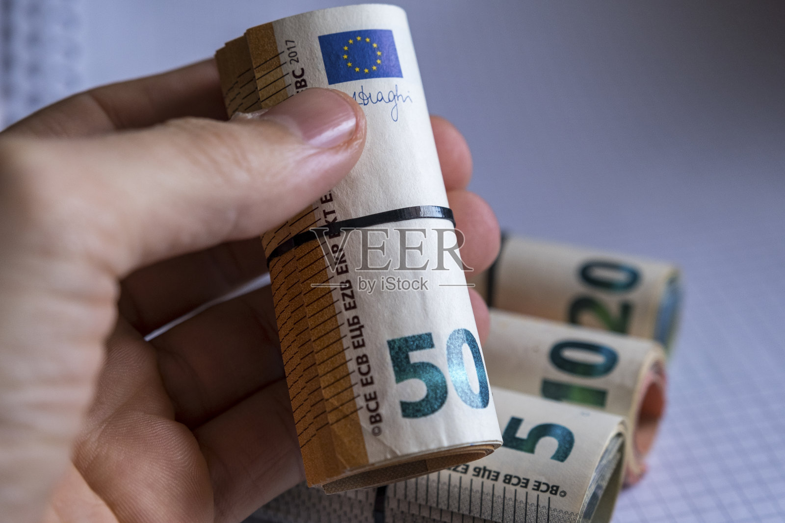 许多五十欧元，用橡胶包着，装着欧元照片摄影图片