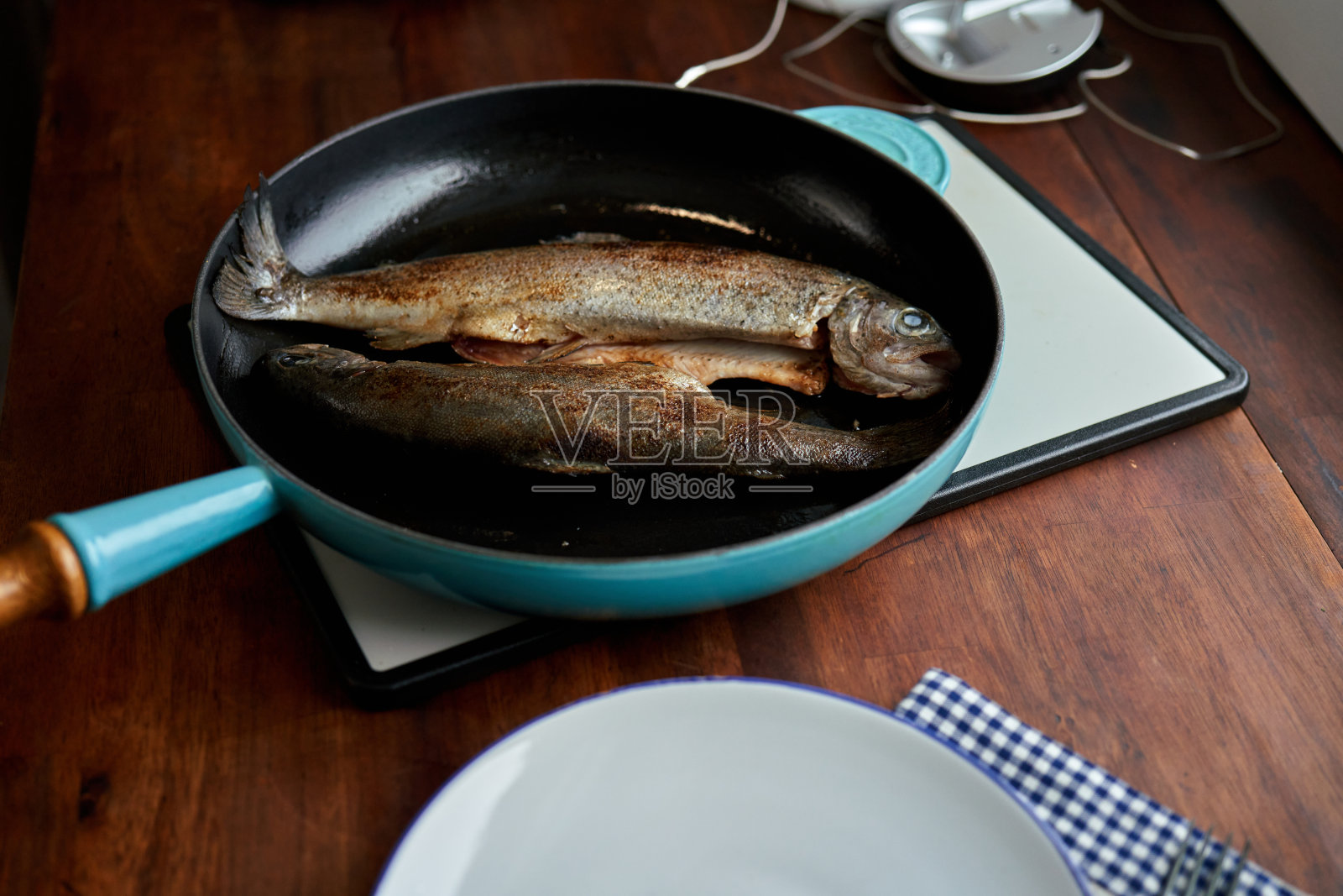 食品安全-烤鳟鱼在平底锅照片摄影图片