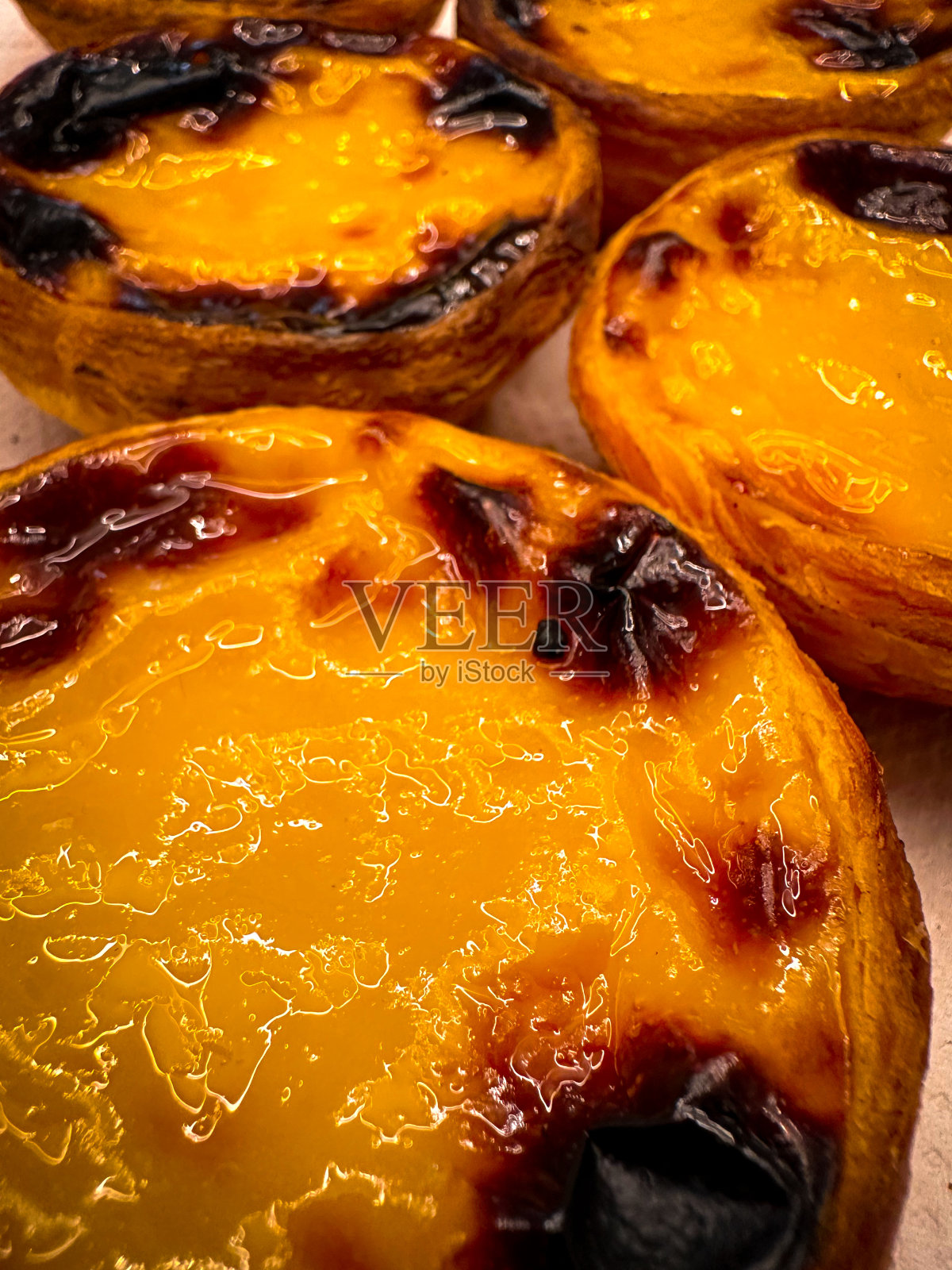 盘子上的传统葡萄牙糕点照片摄影图片